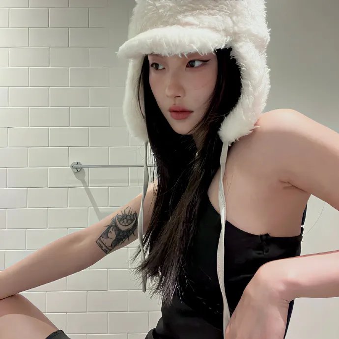 佛前灯下不见君